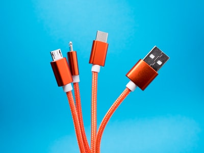 橙色USB电缆